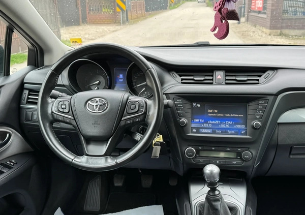 Toyota Avensis cena 59999 przebieg: 123400, rok produkcji 2018 z Knurów małe 704